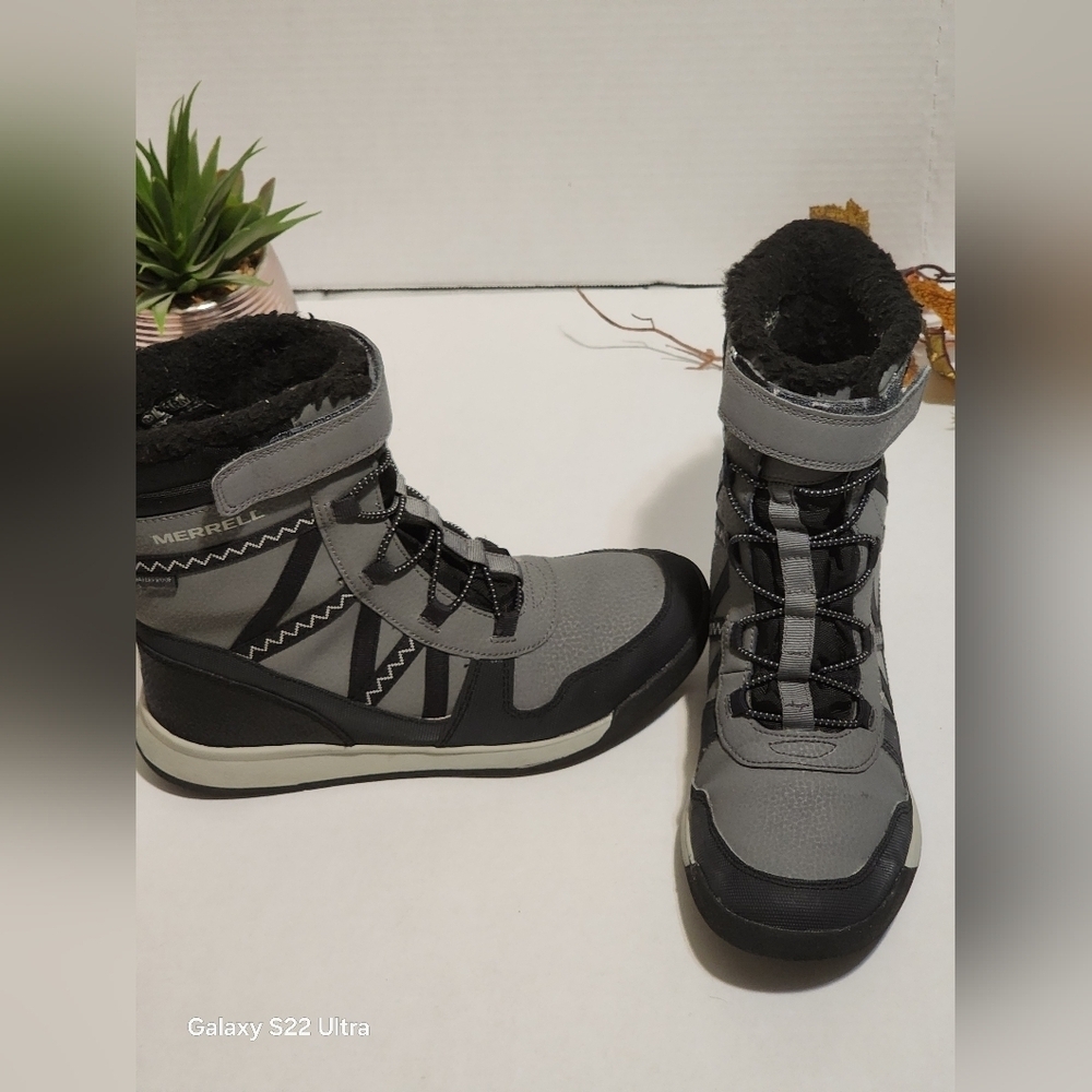 Merrell Women's Gray and Black Winter Boots